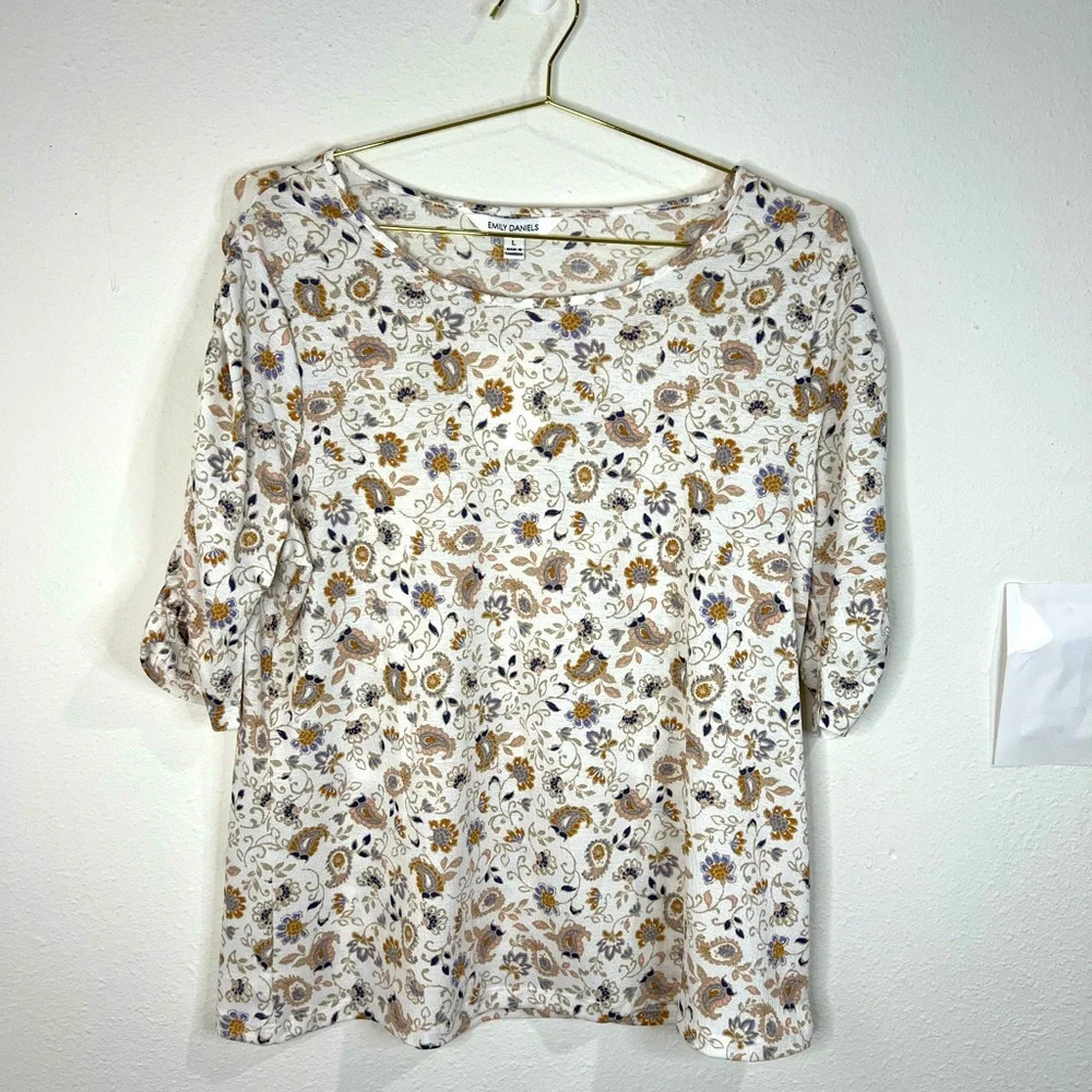 🆕 Emily Daniel’s White Paisley Pattern Half Sleeve Top